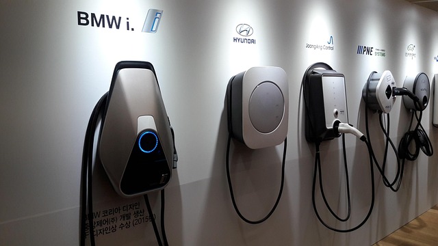充電器やケーブルの安全性を確認している手元のクローズアップ