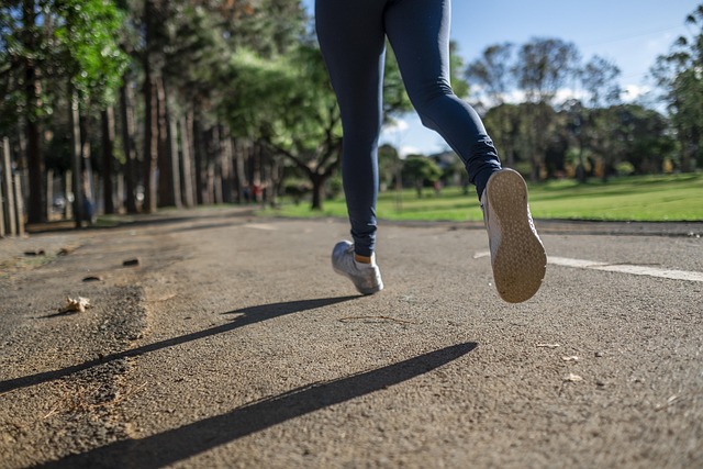 健康的な食生活と運動をする女性