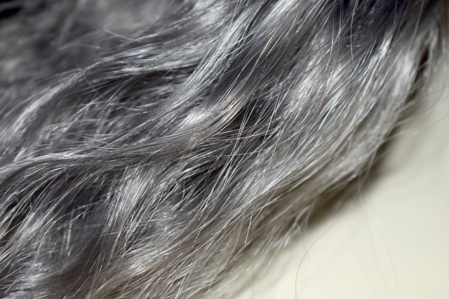 たくさんのヘアケア製品が並び、どれを選べば良いか迷っている人のイメージ