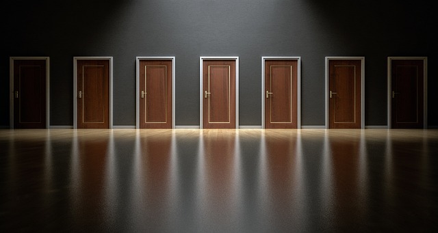 選択肢が多すぎて困惑している人のイメージ
