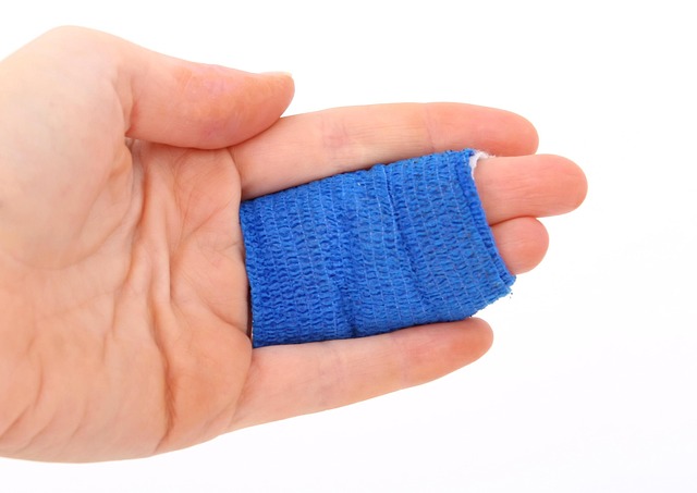 DIY作業中に指を怪我して絆創膏を貼っている人の手元