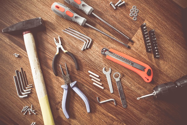 DIY作業を安全に終え、達成感に満ちた笑顔の人