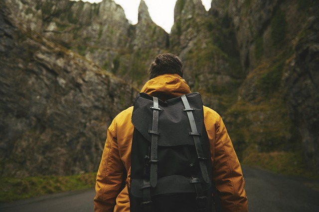 登山で重い荷物を背負い、疲れている人