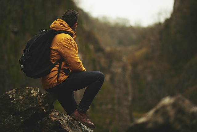 登山前に荷物を最終チェックする人