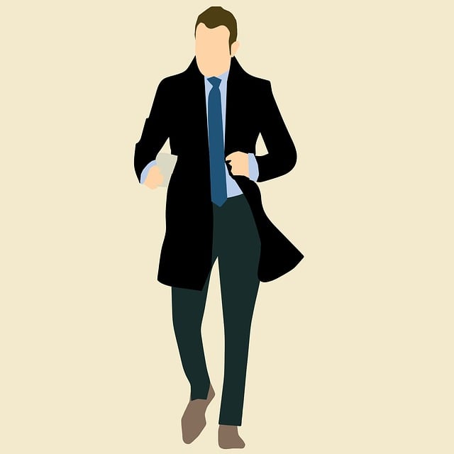 白い歯で自信に満ちた笑顔の人物が、明るい未来に向かって歩いているイメージ