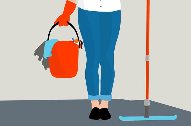 悩んでいる人のイメージとたくさんのカビ取り剤のボトル