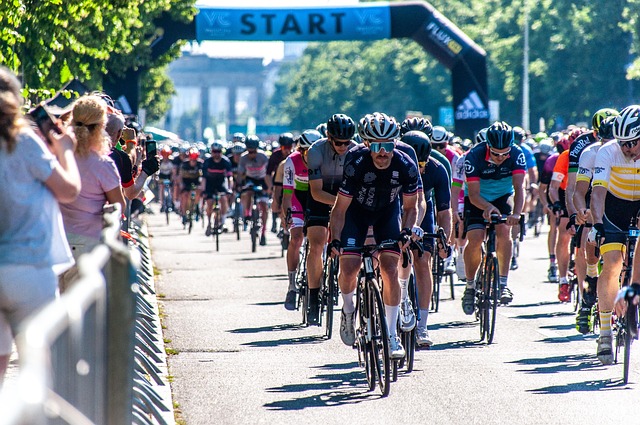 自転車に乗る人が交通ルールを守り、安全に走行する様子
