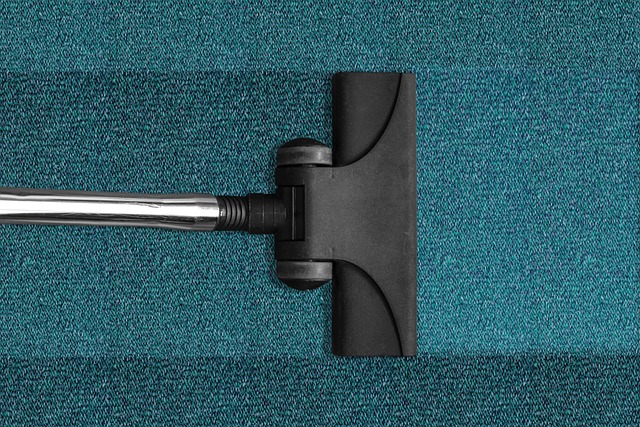 様々な家電のアイコンが並び、比較検討しているイメージ