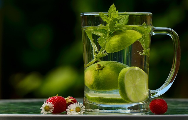 健康的なライフスタイルを送る女性が、水を飲んだり、スキンケアをしているイメージ