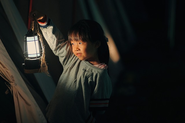 快適なキャンプの夜を過ごし笑顔の人
