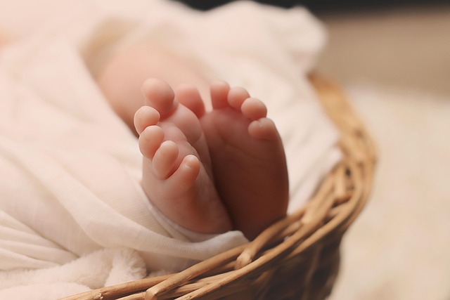 足のケアをしている女性の手元と健康的な足
