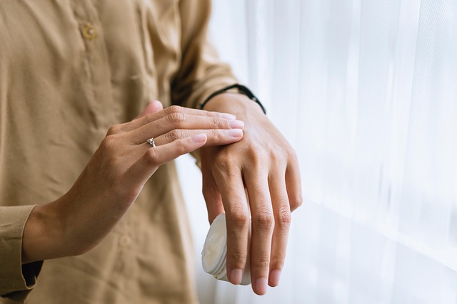 脱毛後の肌に潤いを与える女性のイメージ