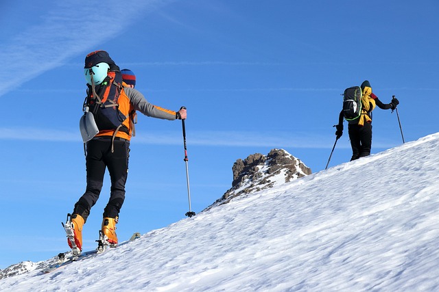 登山装備の比較表と選び方を説明する様子