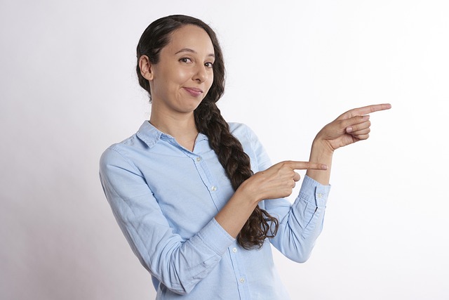 美しくケアされた爪を持つ手が、自信を持って空を指している様子
