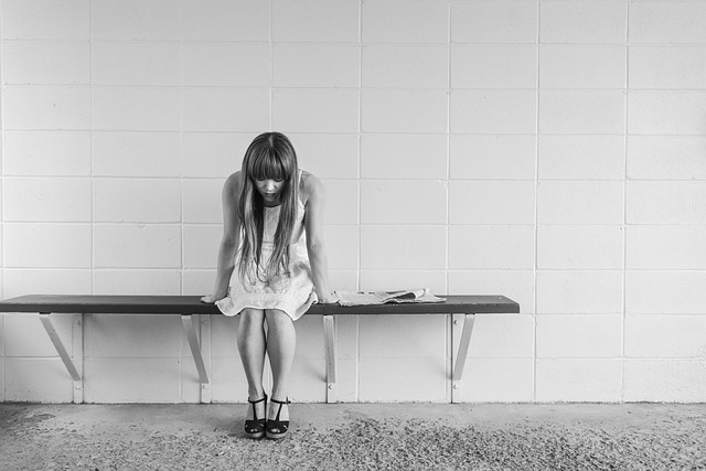 スキンケアの注意点を考える女性のイメージ
