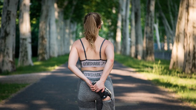健康的な食生活と運動をする女性