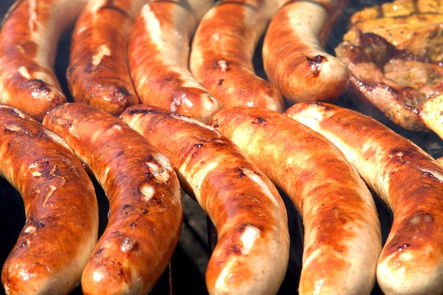 様々なBBQグリルが並び、どれを選べば良いか悩む人
