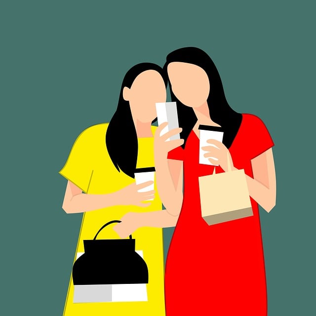 たくさんの洗剤や漂白剤が並ぶ棚の前で悩む人
