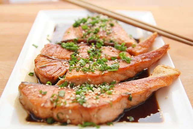 新鮮な魚を使った美しい料理の盛り付け