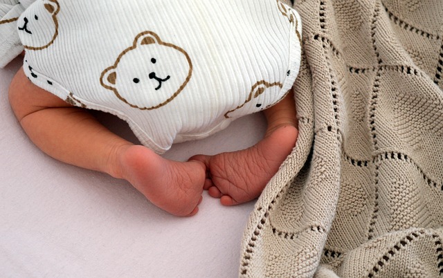 足の裏の疲れに悩む女性が足をさすっている様子