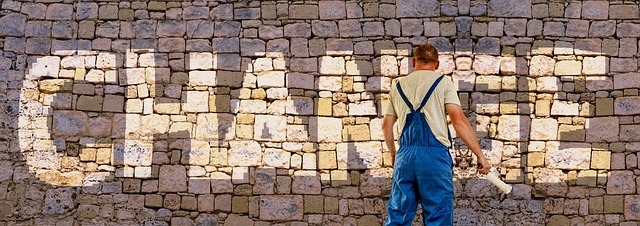 多くの双眼鏡や望遠鏡が並び、どれを選べばいいか迷っている人のイメージ