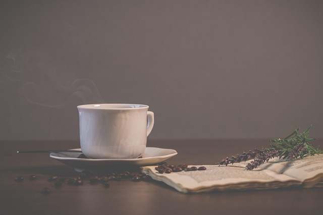 淹れたてのコーヒーを笑顔で楽しむ人