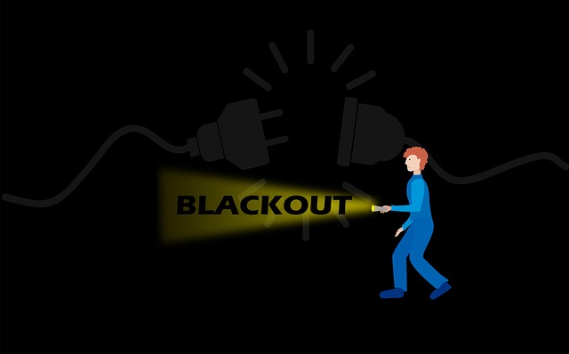 夜の街で停電し、懐中電灯の光を頼りにする家族のイラスト