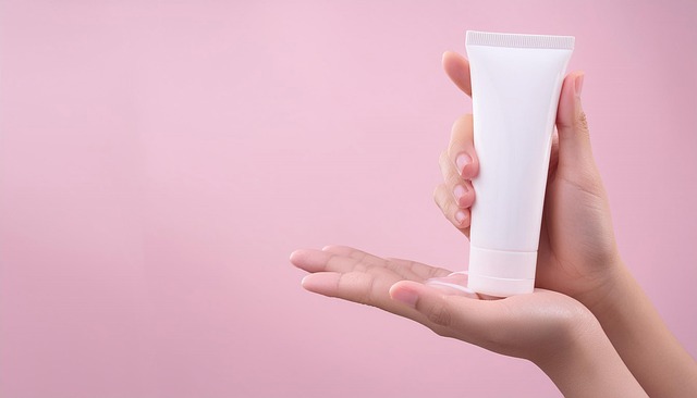 スキンケア製品の成分表示を注意深く読んでいる女性