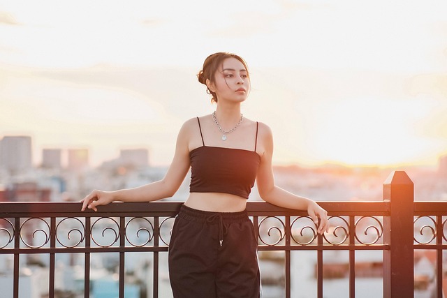 髪がふんわりとセットされ、笑顔で自信に満ちた女性の様子