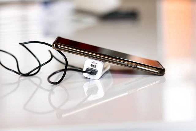 USB-Cケーブルと急速充電器で素早く充電されるスマホのイメージ