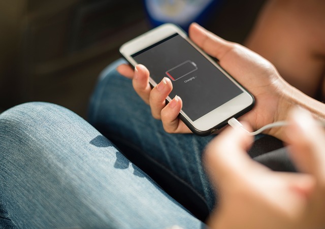 満充電されたスマホを笑顔で使う人のイラスト
