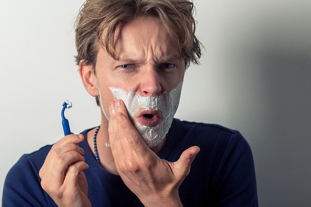 ひげ剃り後の肌をケアする男性と、健康的なライフスタイルを示すイメージ