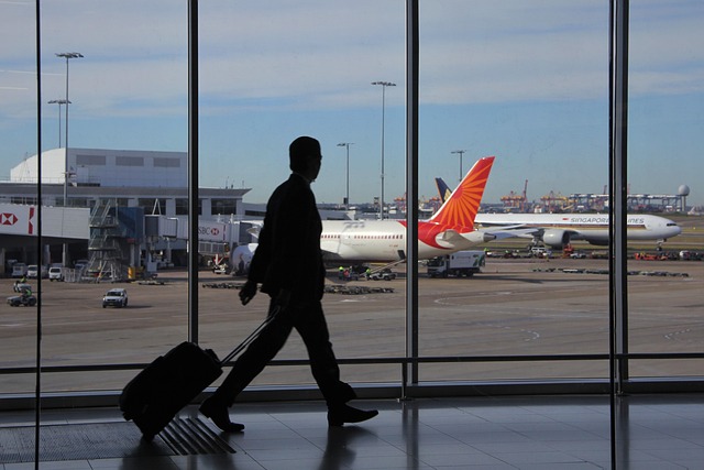 飛行機で快適に眠り、笑顔で目的地に到着する人のイメージ