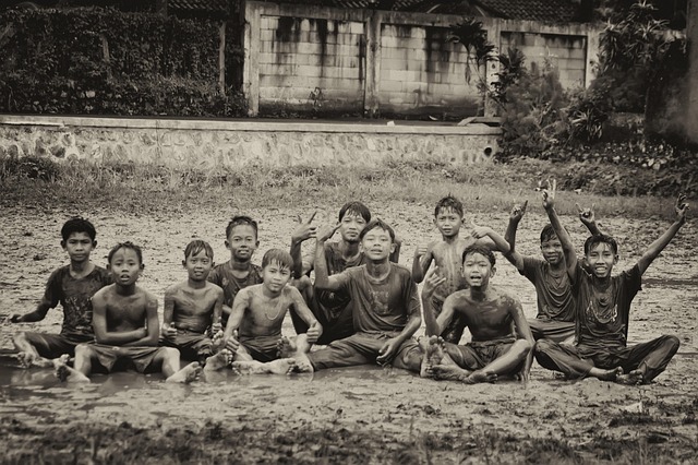 家族や友人とBBQを楽しんでいる明るいイメージ