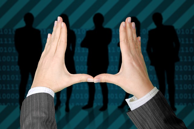 様々な種類の包丁が並べられ、どれを選べば良いか迷っている様子