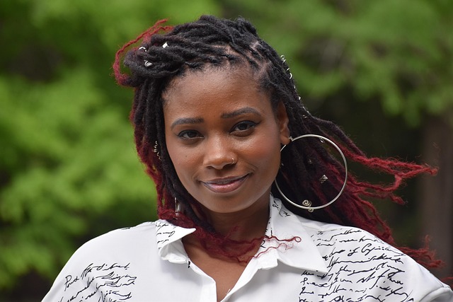 笑顔で健康的な生活を送る女性が朝食を食べるイメージ