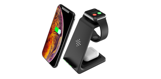 おしゃれなワイヤレス充電器に置かれたスマホが充電されている様子