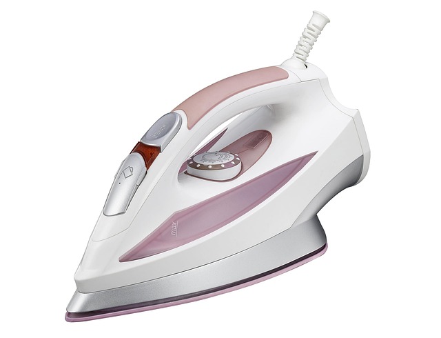 たくさんの家電製品に囲まれ、どれを選べばいいか悩む人のイラスト