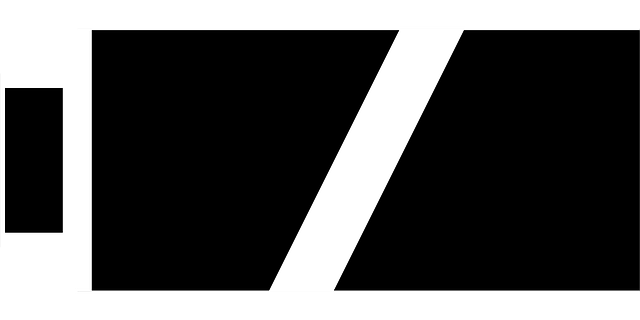 キャンプ中にスマホのバッテリー残量を確認し、不安そうな顔をしている人