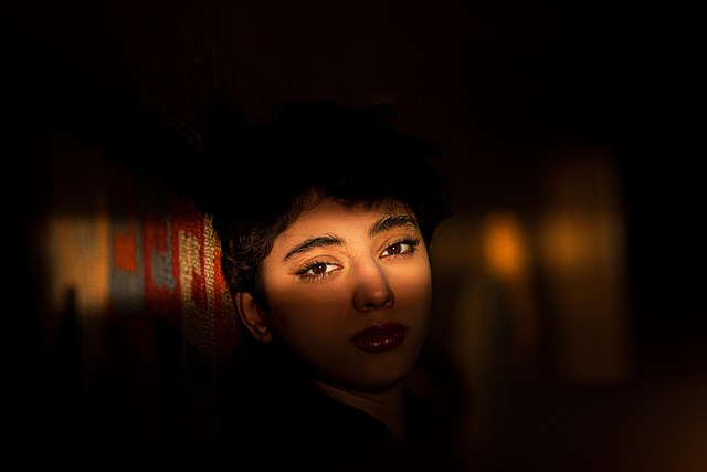 眉毛が薄いことに悩む女性