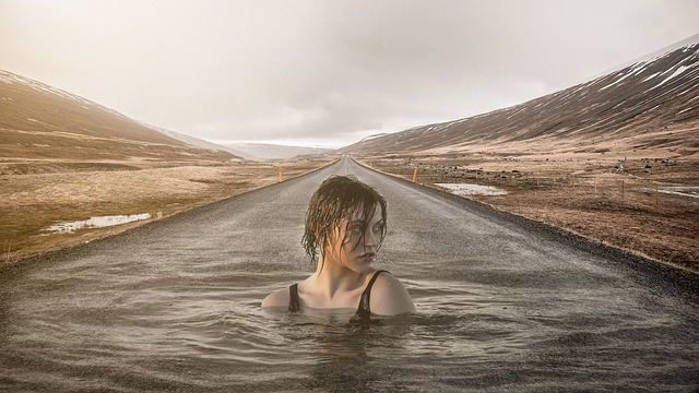 寒いキャンプで暖を取る人々