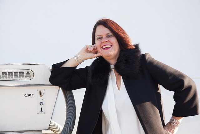 3種類の掃除機が並べられ、比較検討している人