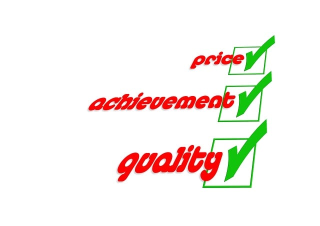 複数の製品を比較検討する様子、またはチェックリスト