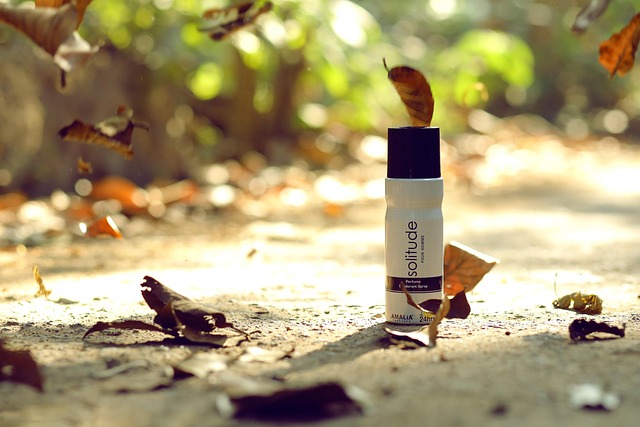 様々な制汗剤やデオドラント製品が並べられたテーブル