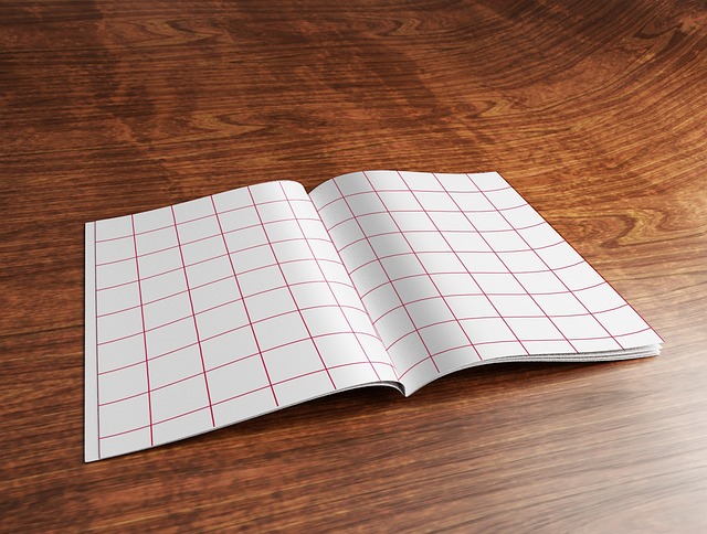 多くのホテルのパンフレットや情報に囲まれ、選択肢の多さに迷う人のイメージ