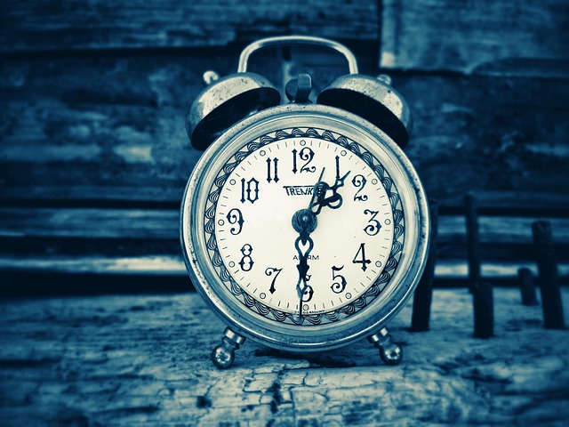 朝日を浴びて笑顔で目覚める人