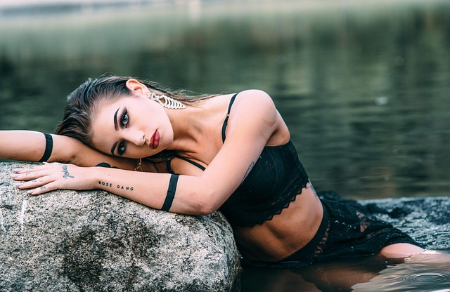 多くの化粧品に囲まれ、どれを選べば良いか迷っている女性