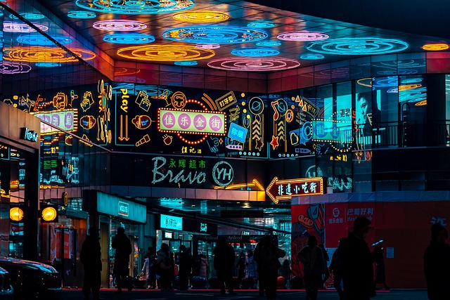 明るい夜道を笑顔で歩く人々のシルエット