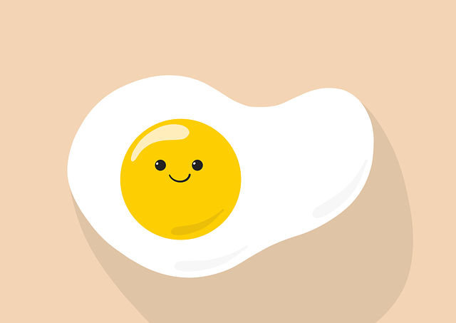 朝食にスムージーを楽しみ、笑顔で一日を始める人