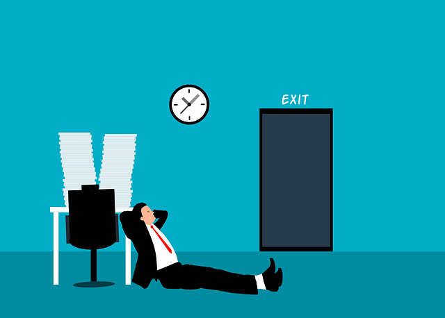 食後にうとうと眠るビジネスパーソン